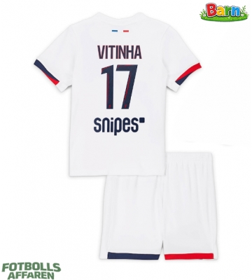 Paris Saint-Germain Vitinha #17 Bortaställ Barn 2025-26 Kortärmad (+ Korta byxor)
